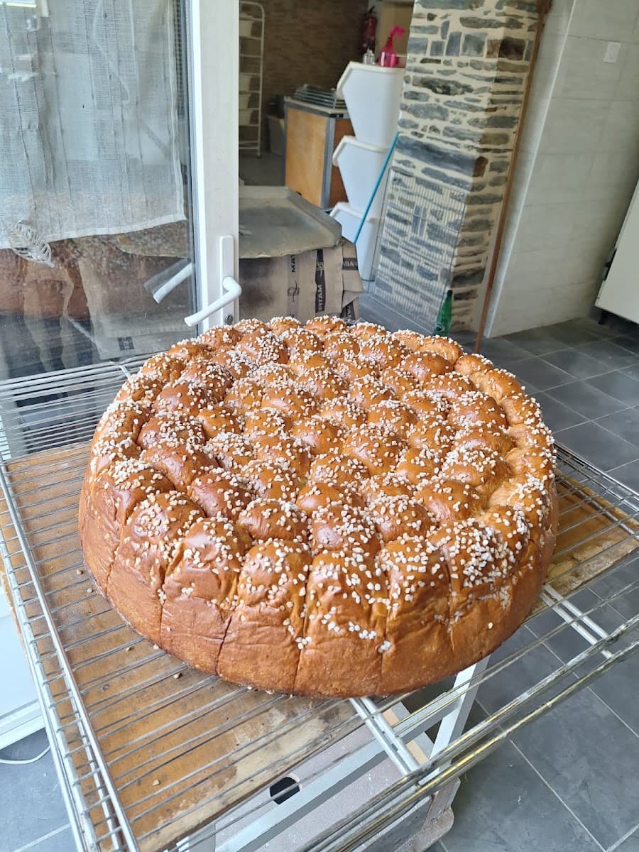 Brioche nantaise dorée, tout juste sortie du four