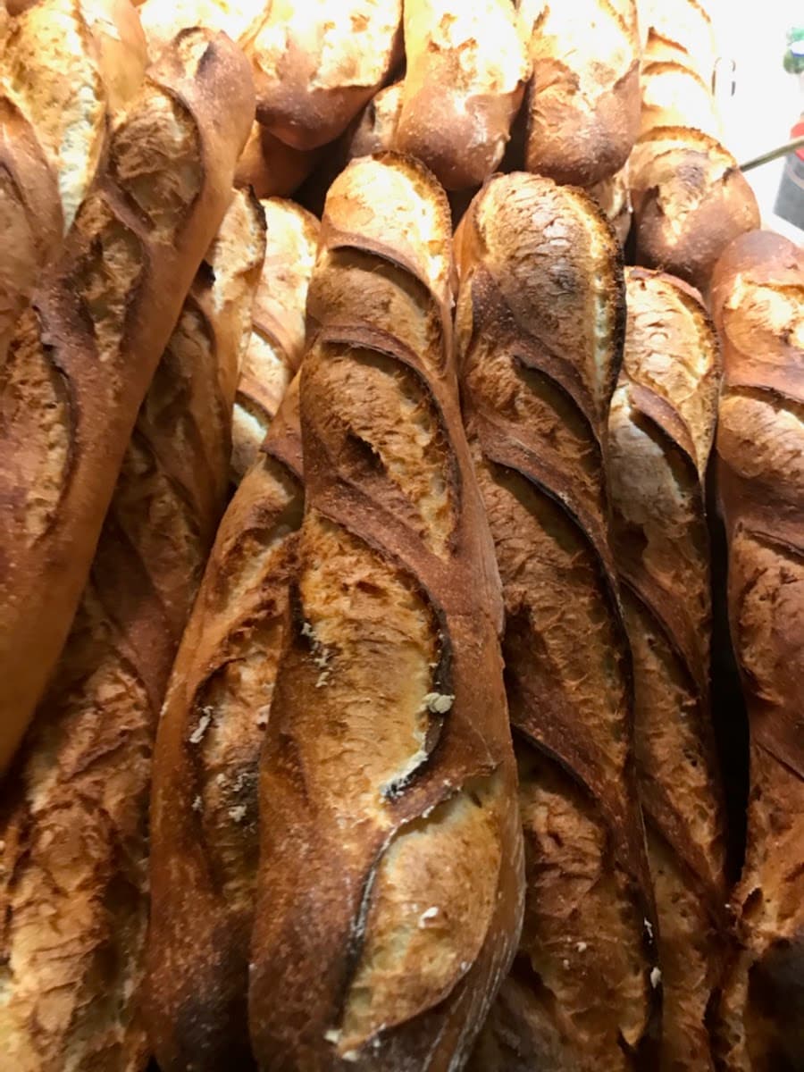 Baguettes tradition alignées à la sortie du four