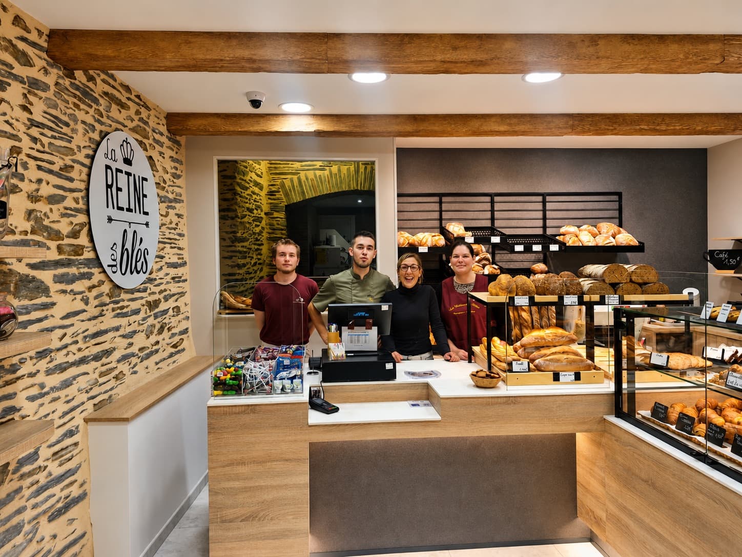L'équipe de La Reine des Blés derrière le comptoir de la boutique