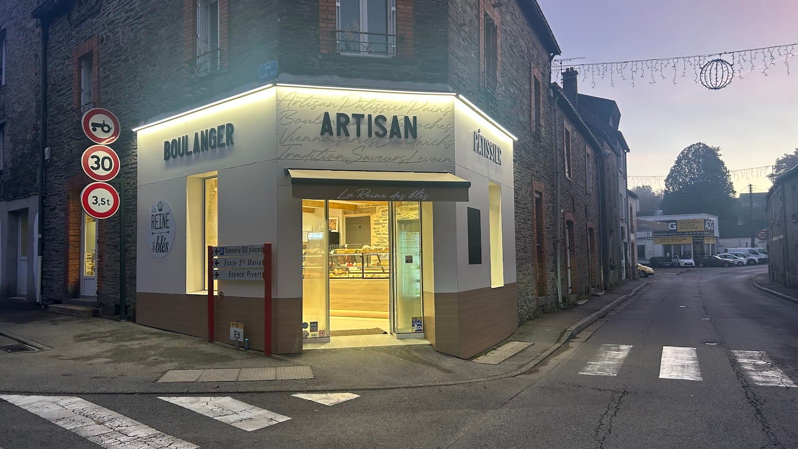 Notre vitrine de pâtisseries dans la boutique rénovée