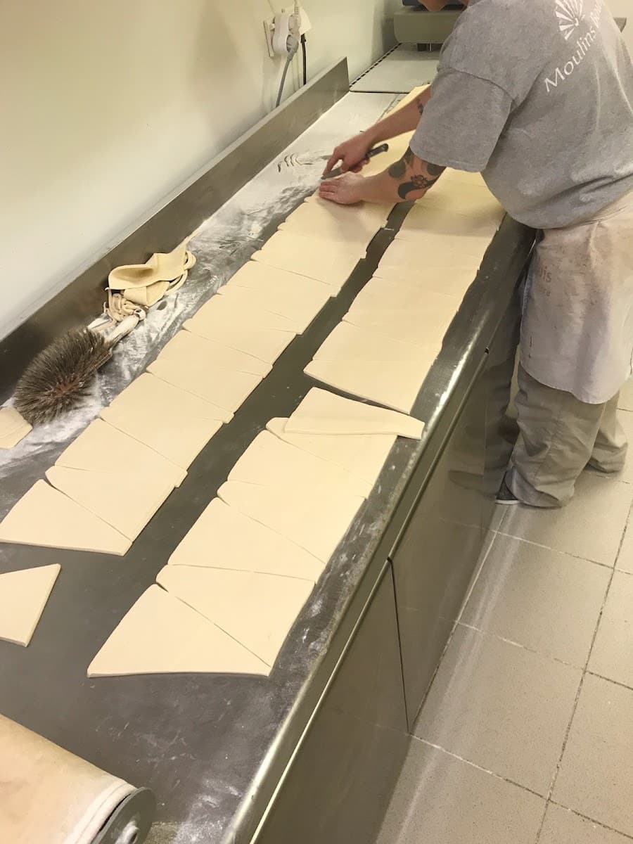 Fougasses façonnées à la main avant cuisson